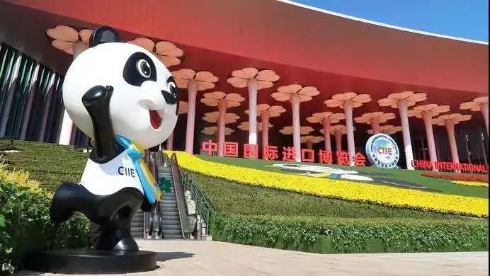 During the current CIIE, Zhonggu Hospital accompanied the main leaders of Xuzhou City to visit the Hitachi booth